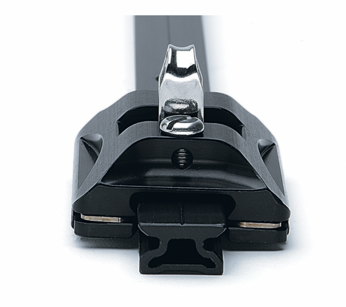 HARKEN 22mm Non-CB Low-Load Car — Pivoting Shackle - Bosuns Boat